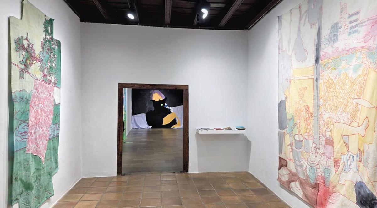 Imagen de las salas de Artizar con la gran pieza de la muestra al fondo.