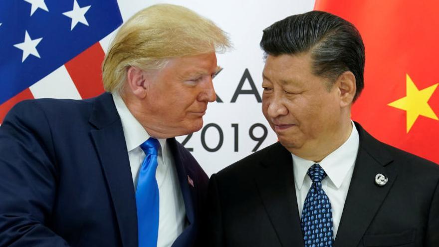 Trump y Xi Jinping se saludan antes de su reunión.