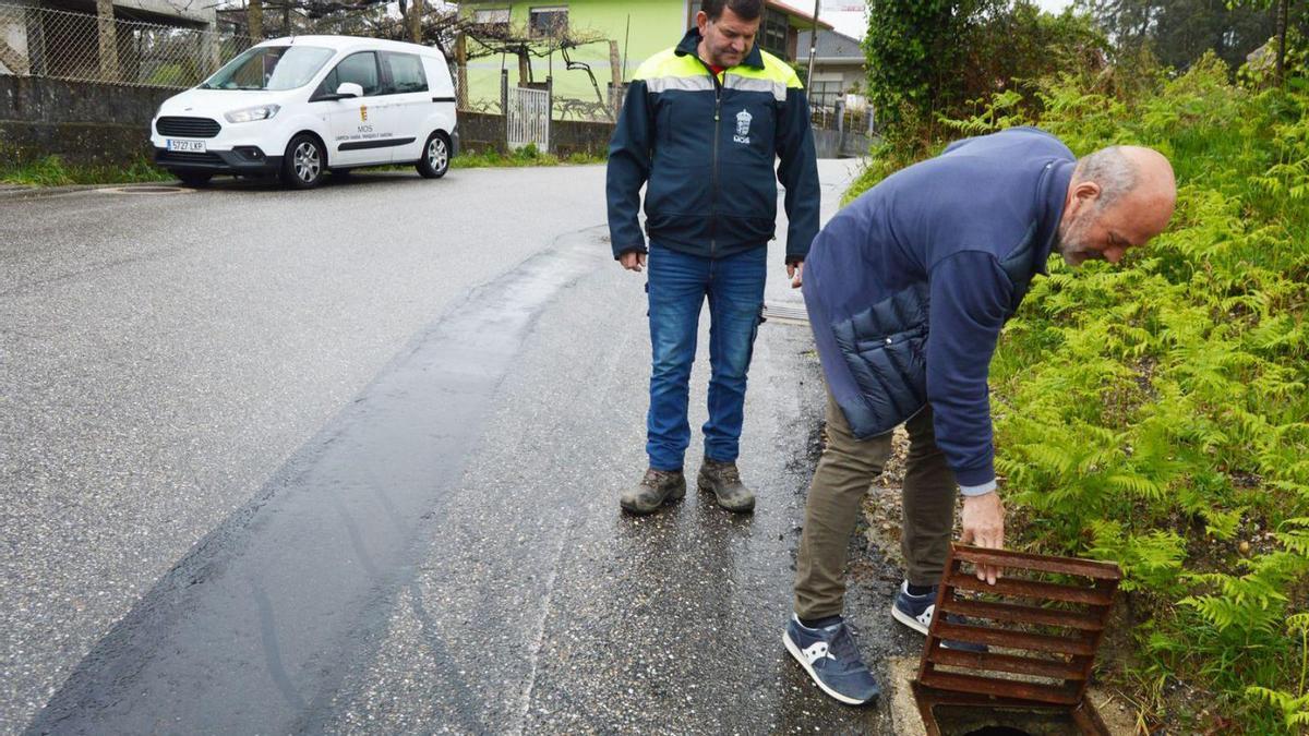 Los concejales de Obra Pública y Servicios Públicos, Camilo Grandal y Baldomero Lorenzo, supervisan la reposición de las tapas de las arquetas en As Baloutas.