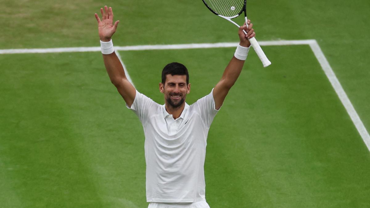 Novak Djokovic saluda tras ganar a Jannik Sinner en la primera semifinal de Wimbledon.