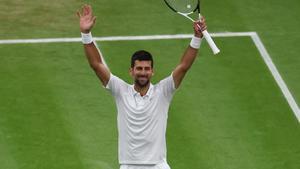 Novak Djokovic saluda tras ganar a Sinner en la primera semifinal de Wimbledon.