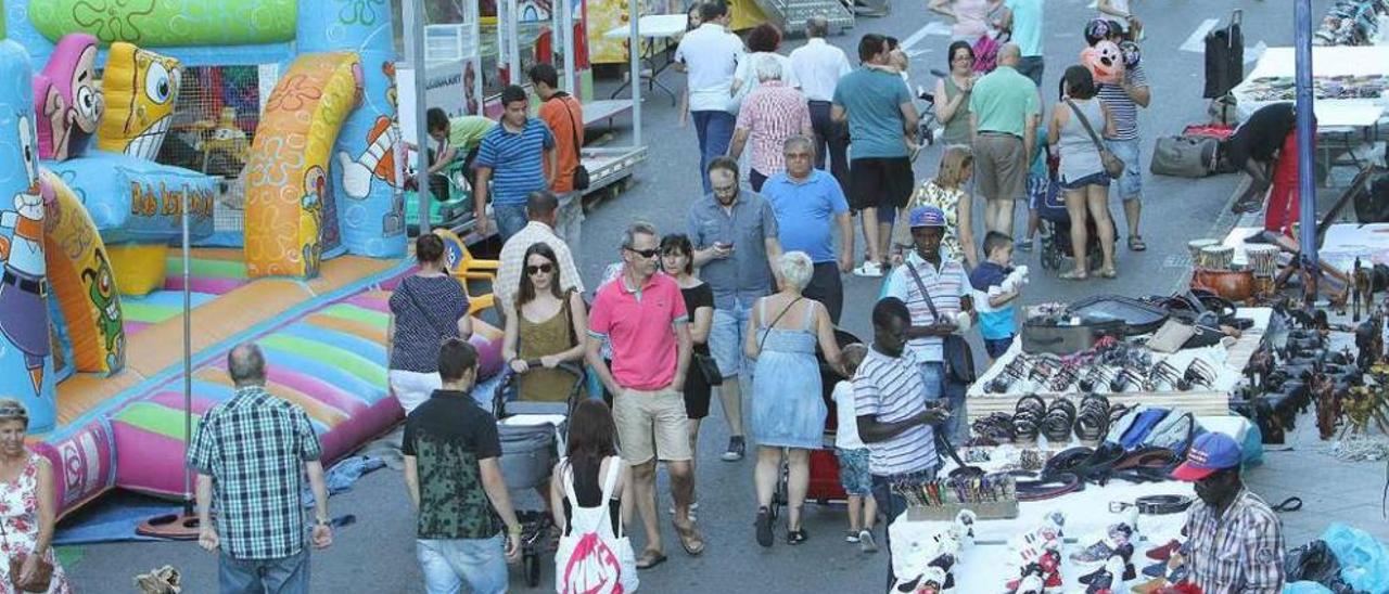 Las atracciones y puestos de venta recién estrenados en la tarde de ayer en A Ponte. // Iñaki Osorio