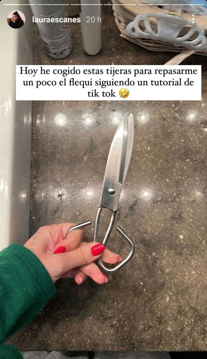 Laura Escanes se corta el flequillo con las tijeras de la cocina