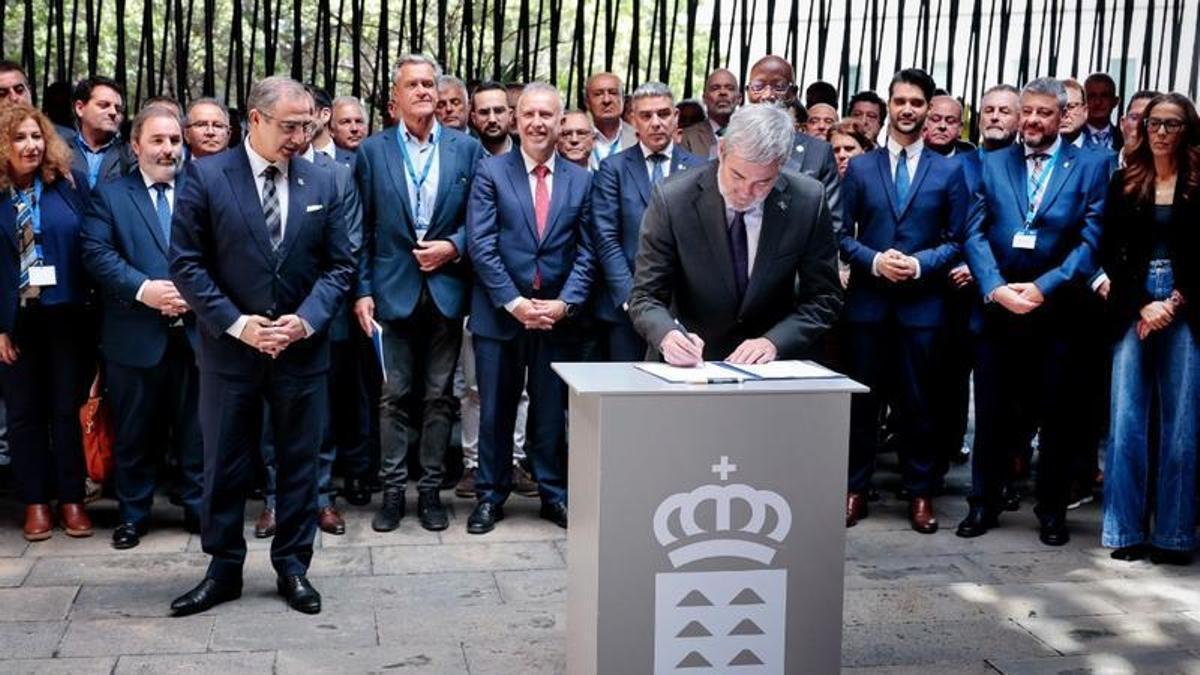 El presidente Fernando Clavijo durante la firma de la 'Declaración Canarias' en defensa de las RUP