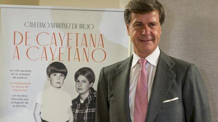 Cayetano Martínez de Irujo presenta su biografía sin la presencia de sus hermanos