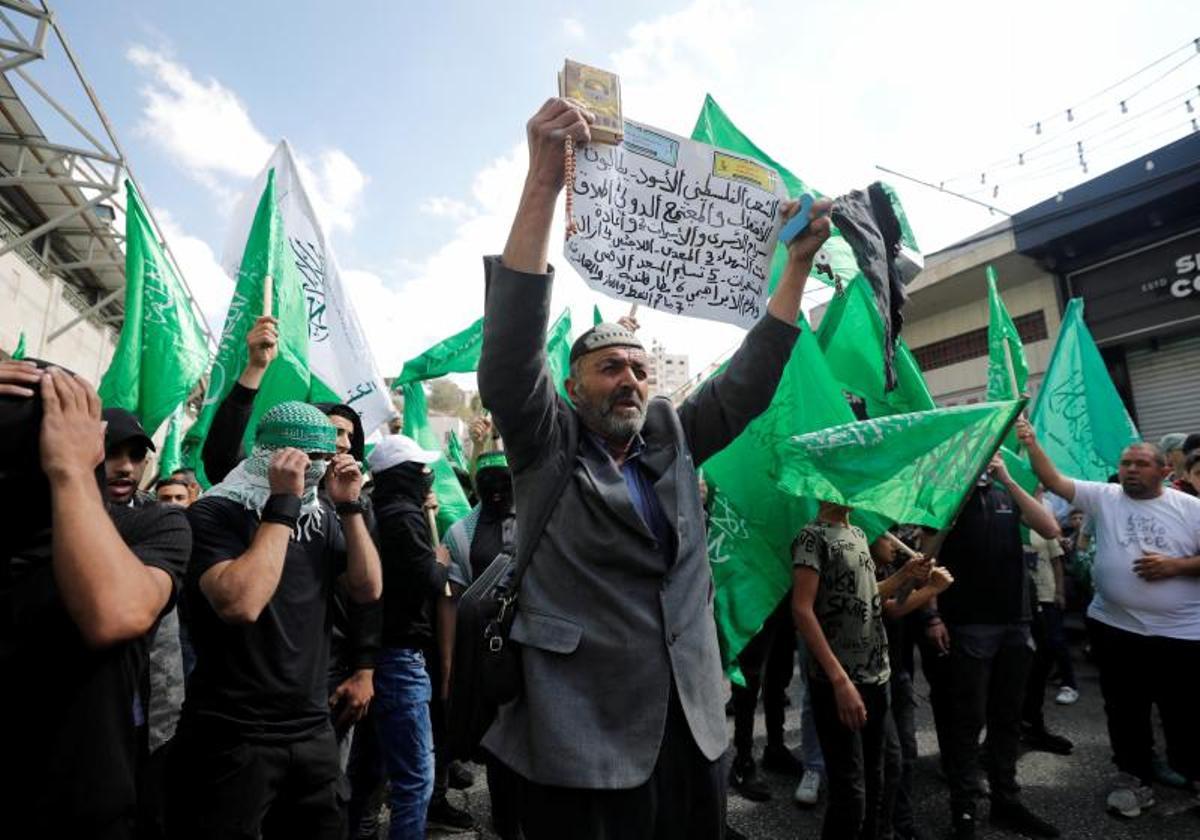 Palestinos llevan el cuerpo de Nasim Fayed en su funeral en Jenin