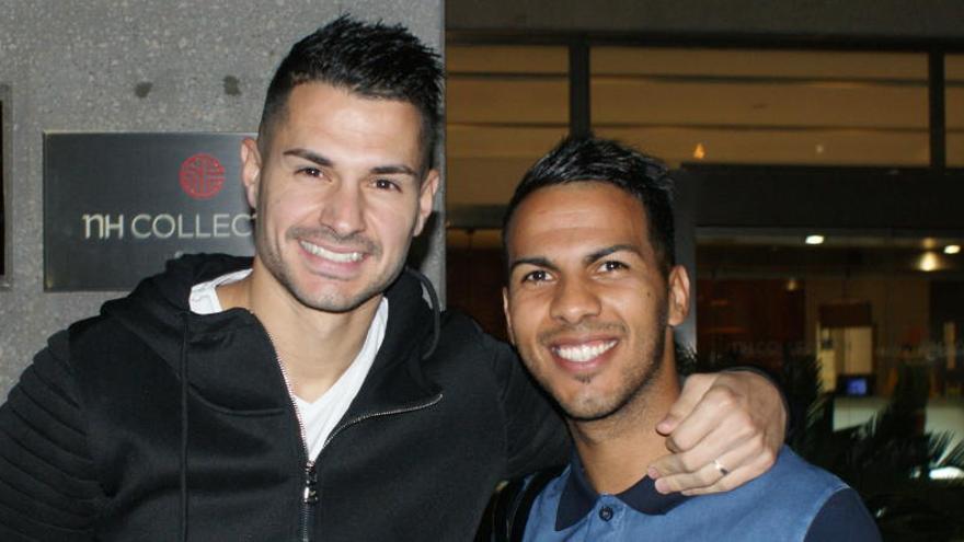 Vitolo y Viera, anoche, en la puerta del NH Collection.