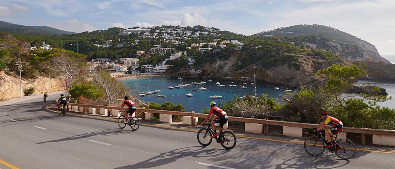 Una imagen de la Vuelta Cicloturista a Ibiza-Campagnolo. | IBIZABTT
