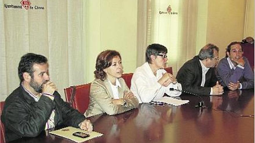 D&#039;esquerra a dreta, Joan Pluma, Cristina Alsina, Anna Pagans, Joan Olóriz i Josep Maria Jofre a l&#039;Ajuntament.