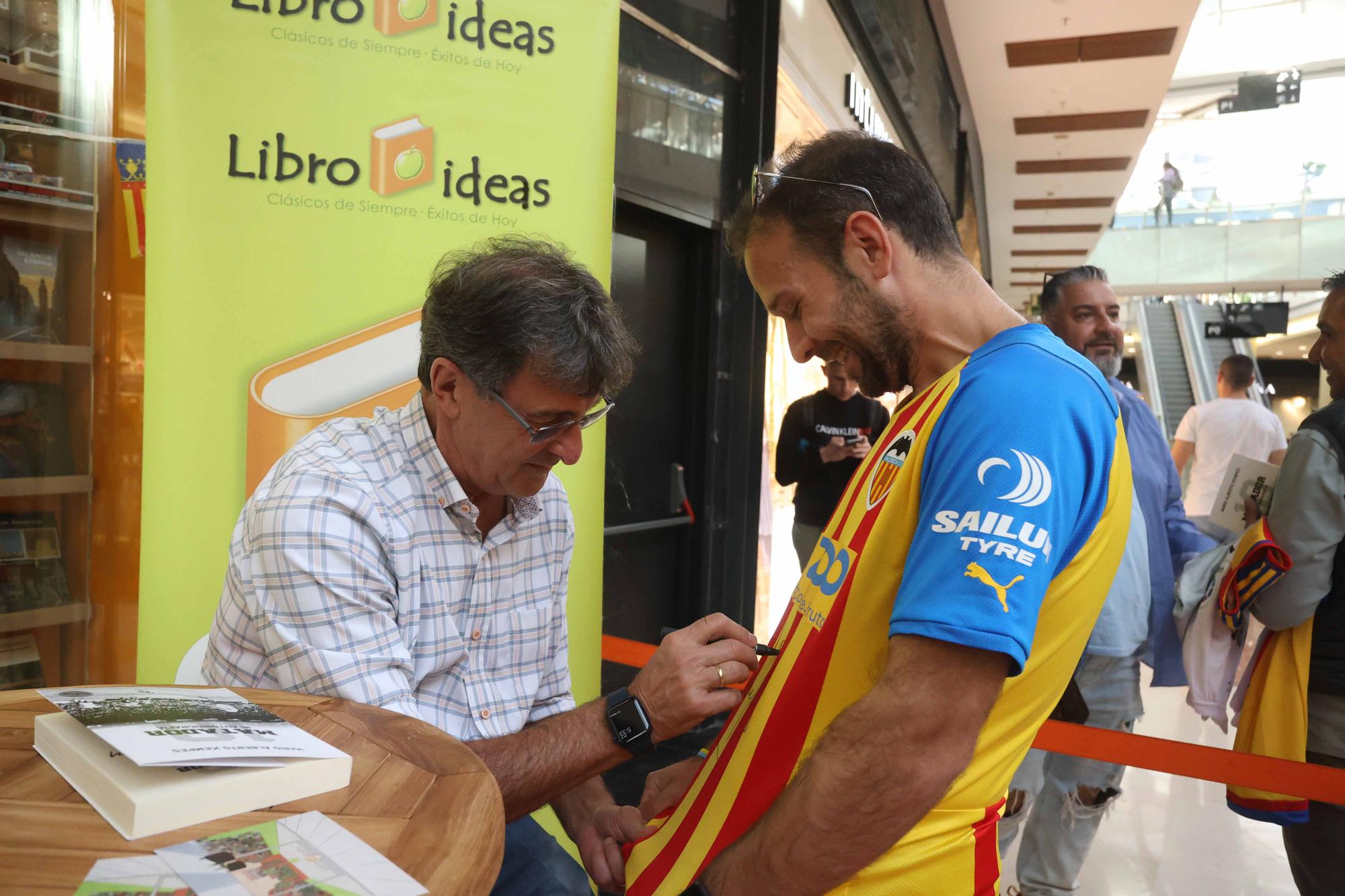 La firma de libros de Kempes en Valencia