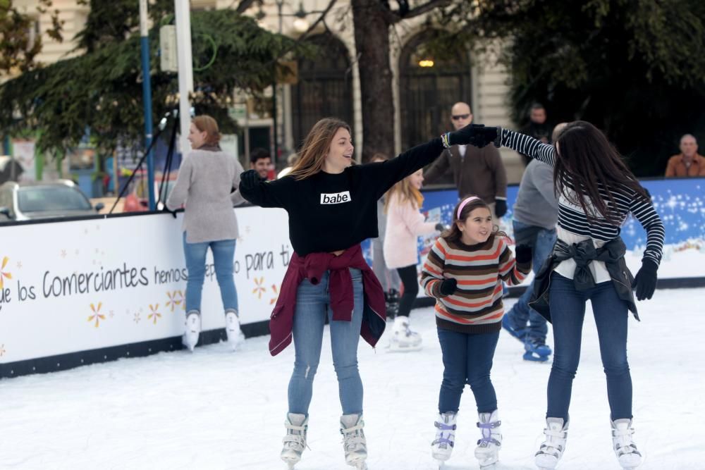 Pista de hielo y tiovivo en la Plaza del Ayuntamiento