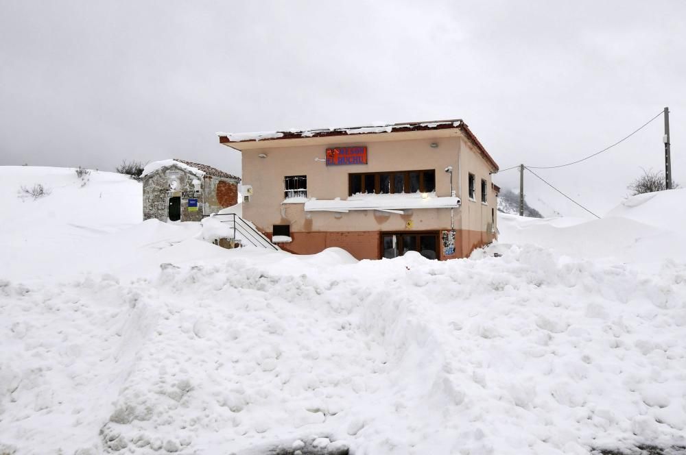 Temporal de nieve, este martes, en el puerto de Pajares