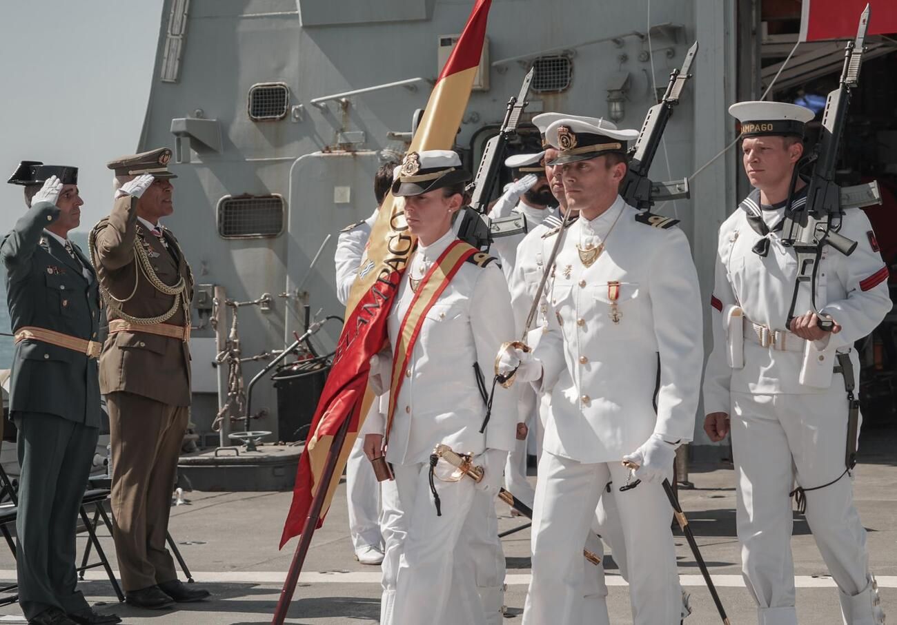 Unos 20 españoles juran la bandera a bordo del buque de La Armada 'Relámpago'