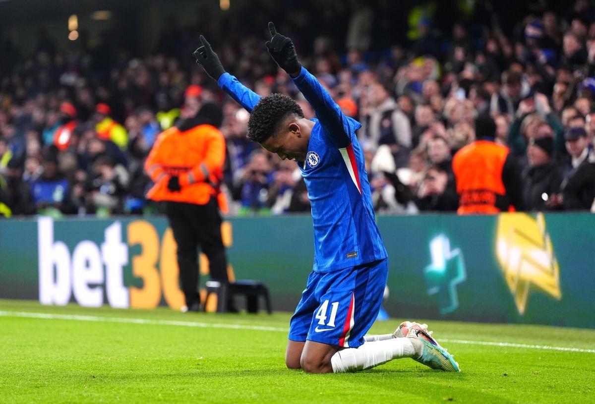 25 November 2025, United Kingdom, London: Chelsea's Estevao celebrates scoring their side's second goal of the game during the UEFA Champions League soccer match between Chelsea and Barcelona at Stamford Bridge. Photo: Bradley Collyer/PA Wire/dpa 25/11/2025 ONLY FOR USE IN SPAIN. Bradley Collyer/PA Wire/dpa;soccer;sports;football;UEFA Champions League - Chelsea vs Barcelona