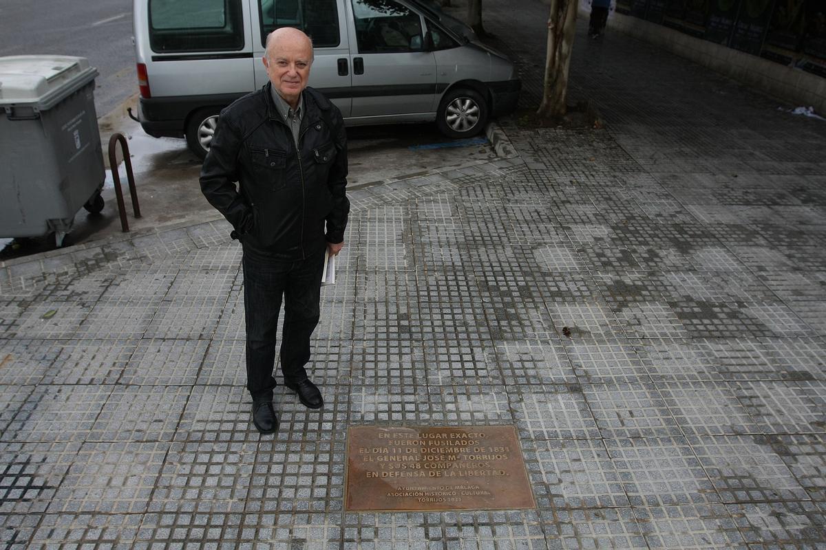 Esteban Alcántara, en 2014, ante la placa que señala el lugar del fusilamiento, instalada por la Asociación Histórico Cultural Torrijos 1831, que preside.