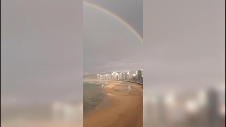 El impresionante arco iris que iluminó esta tarde el cielo de Gijón