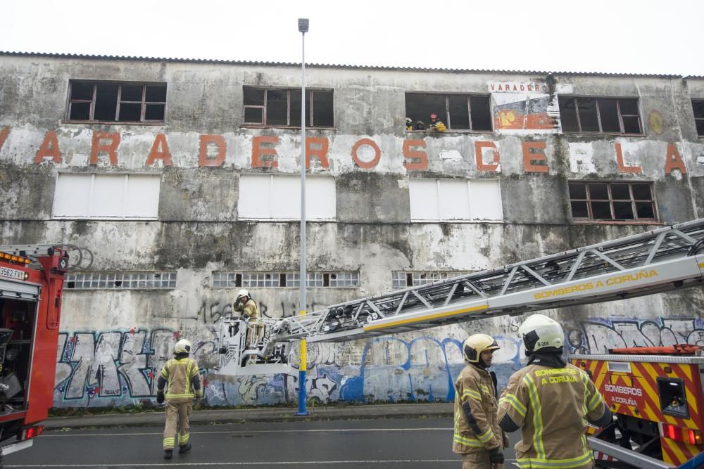 Los Bomberos acudieron a apagar un fuego en las instalaciones afectadas, abandonadas.