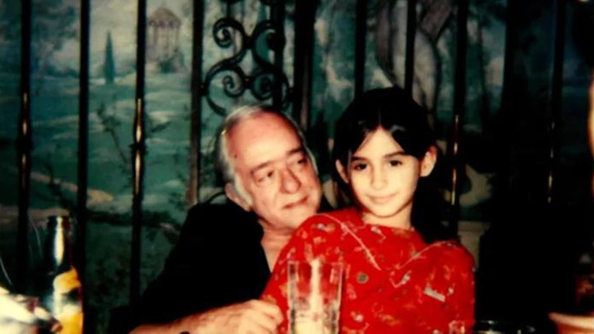 Vincius de Moraes y su nieta, Mariana, en una foto de los años 70.