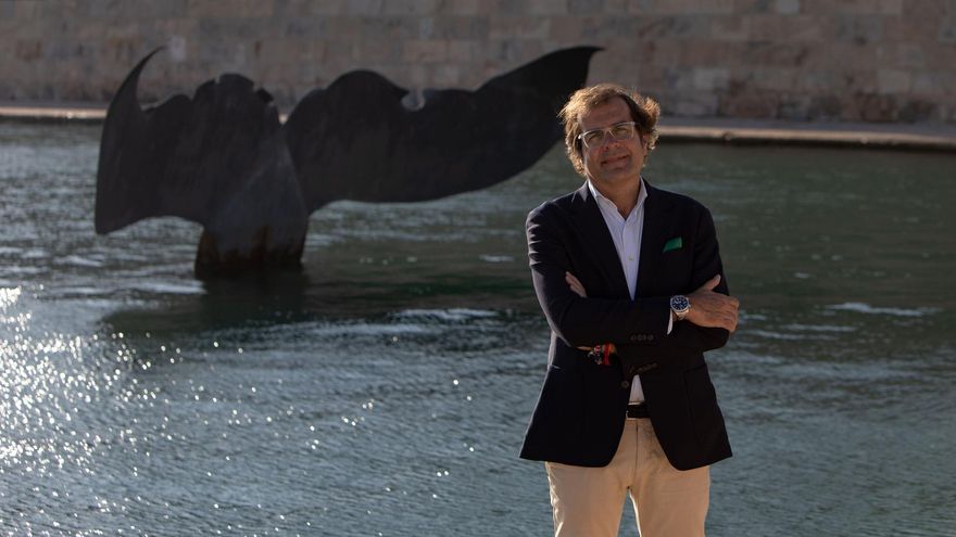 El presidente de la Autoridad Portuaria de Cartagena, Pedro Pablo Hernández, en la dársena de la Cola de Ballena.