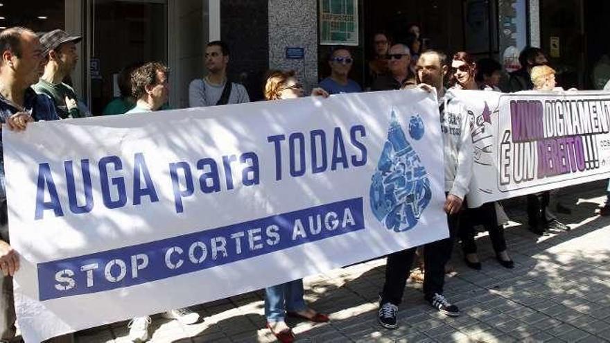 Protesta ayer ante Aqualia contra los cortes de agua. // Ricardo Grobas