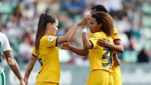 Pina y Vicky López celebran un gol del Barça contra el Betis