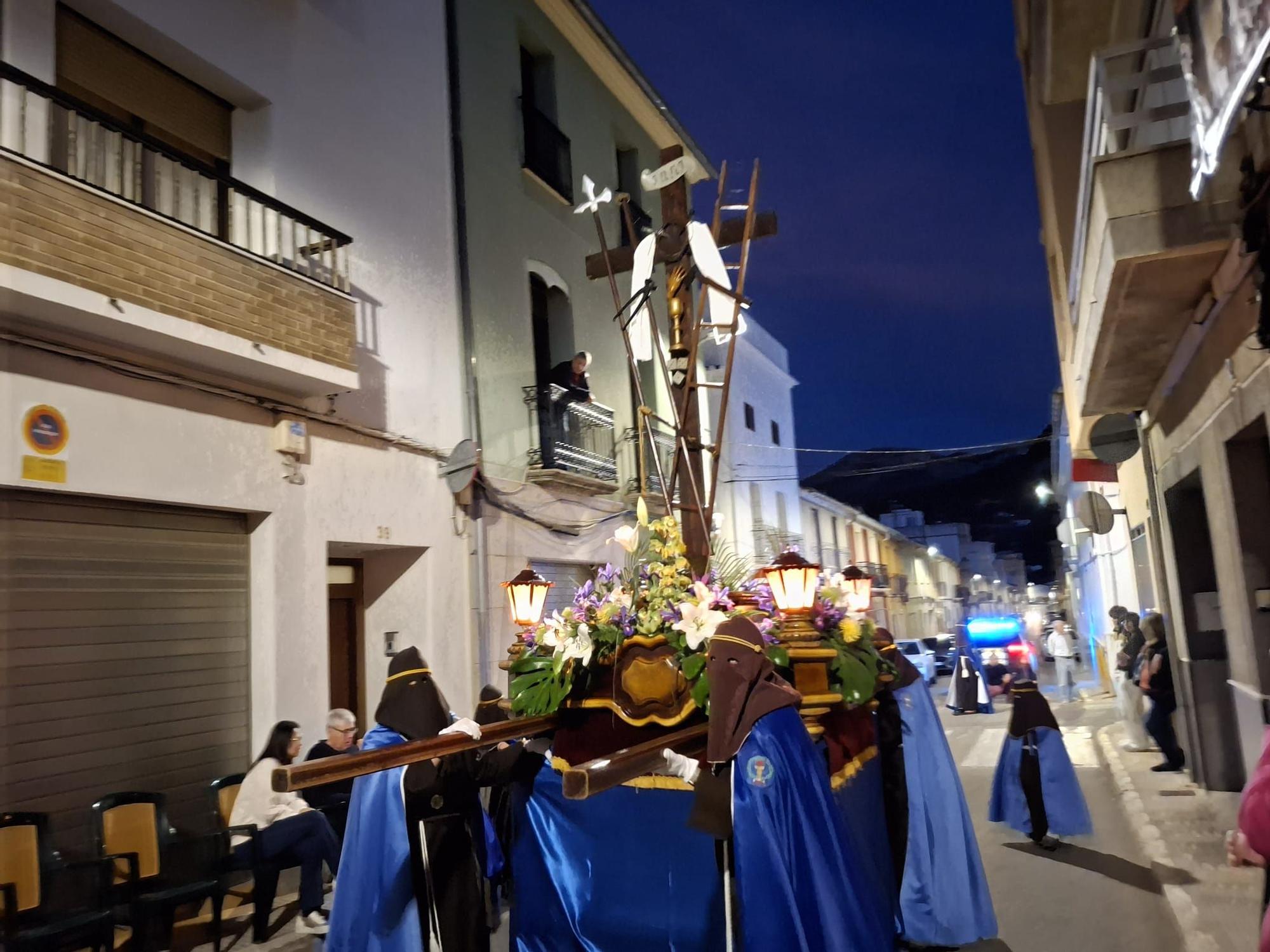 La grandiosa Semana Santa de Pego: todo el pueblo sale a la calle en la procesión del Santo Entierro
