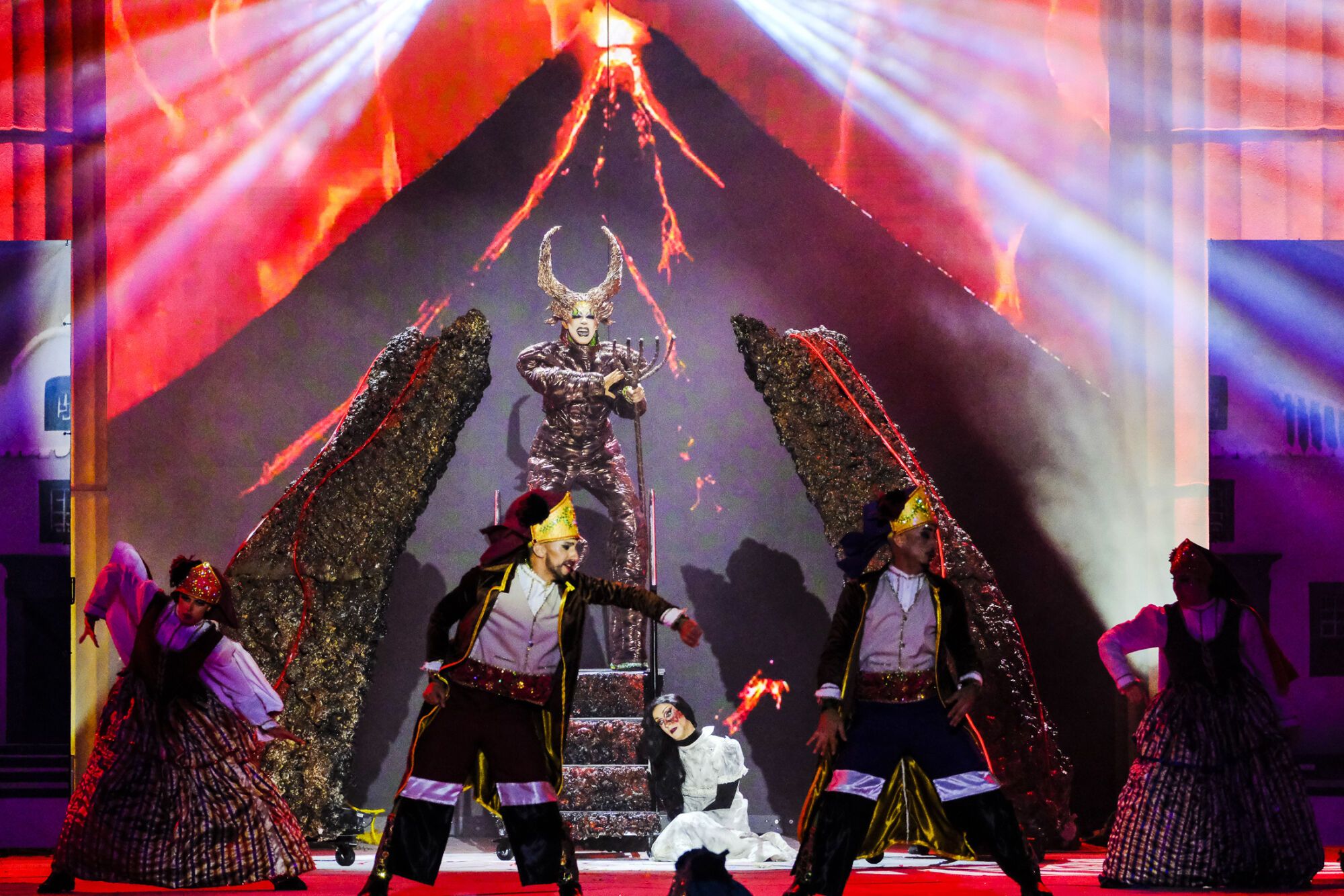 5. Drag Eros (Aday Betancor Arbelo) Con el patrocinio de Juventud Canarias, Turismo Lanzarote y CACT Lanzarote y con un diseño de Jesús Casillas Martín, Eleazar Rivero Dorta y Maison Betancort presenta el espectáculo ¿Quién dice que del corazón de un volcán no puede nacer una flor?