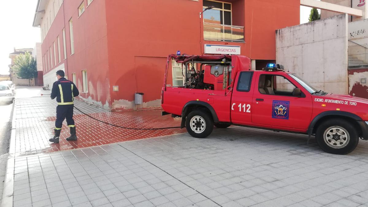 Los bomberos de Toro desinfectan la zona de acceso al centro de salud