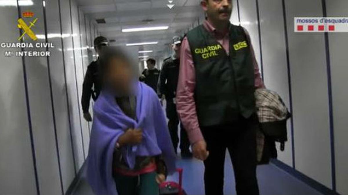 La niña marroquí de L'Hospitalet secuestrada en Bolivia, a su llegada al aeropuerto de Barajas.