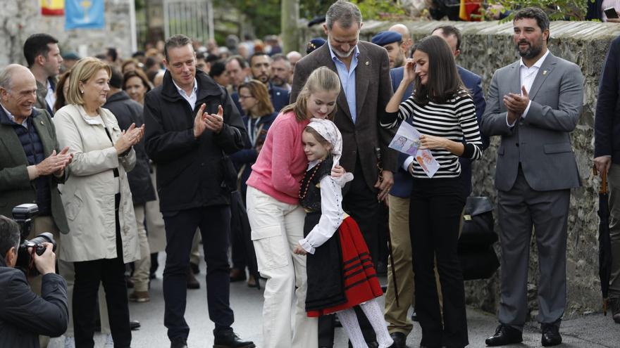 VÍDEO: Así fue el emotivo momento en el que una niña entrega a la Reina un dibujo para la Infanta Sofía en Cadavedo