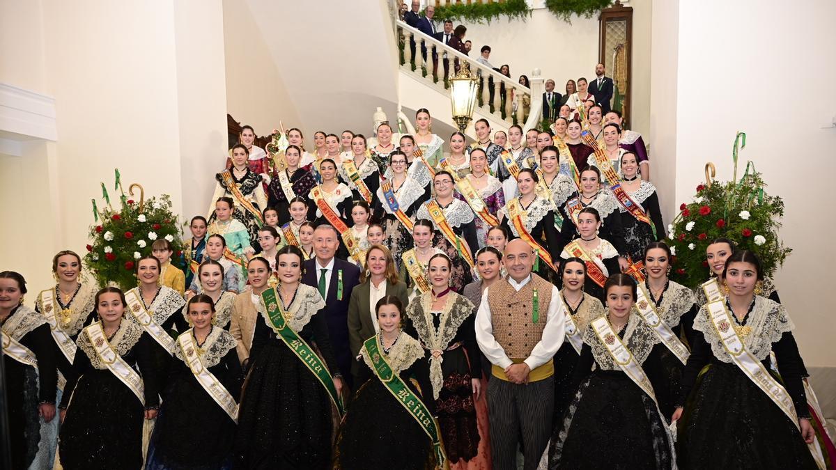 Galería de fotos: Recepción a las reinas de las fiestas de la provincia en el Ayuntamiento