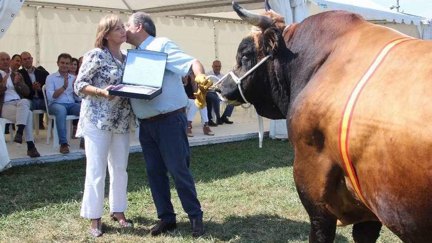 Mariví Monteserín entrega una placa a José Manuel Vega, junto al toro &quot;Messi&quot;.