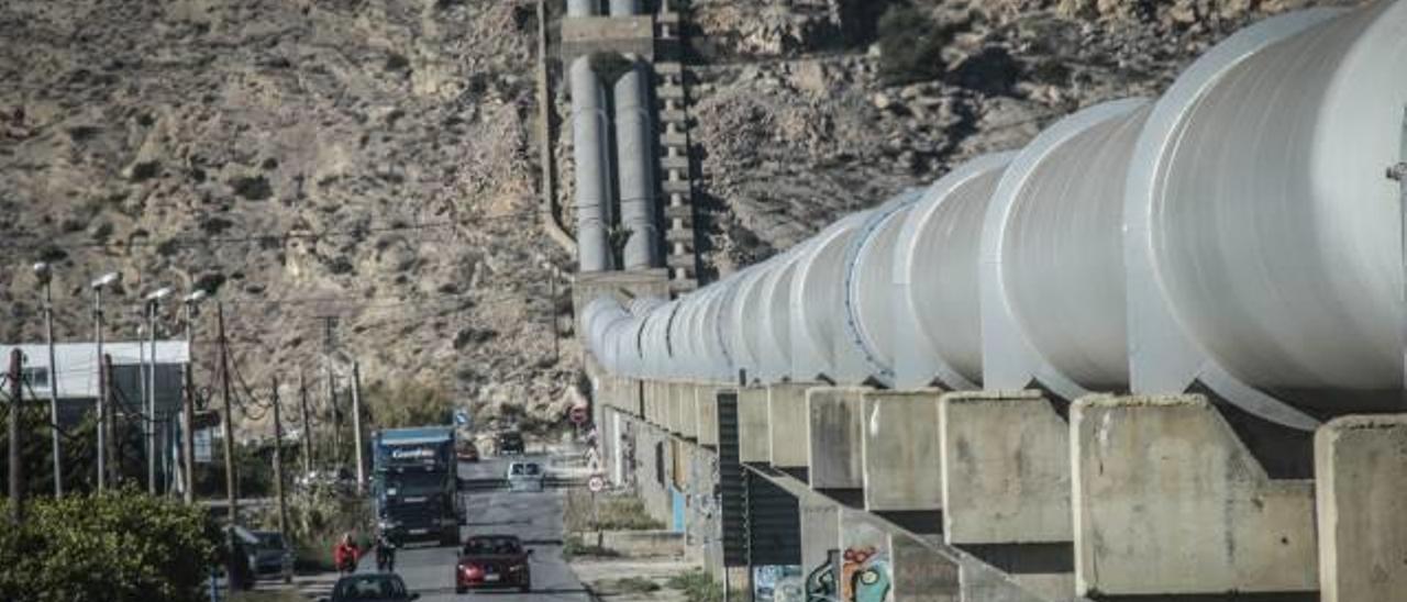 Una imagen de los tubos del trasvase a su paso por el municipio de Orihuela camino del Embalse de la Pedrera.