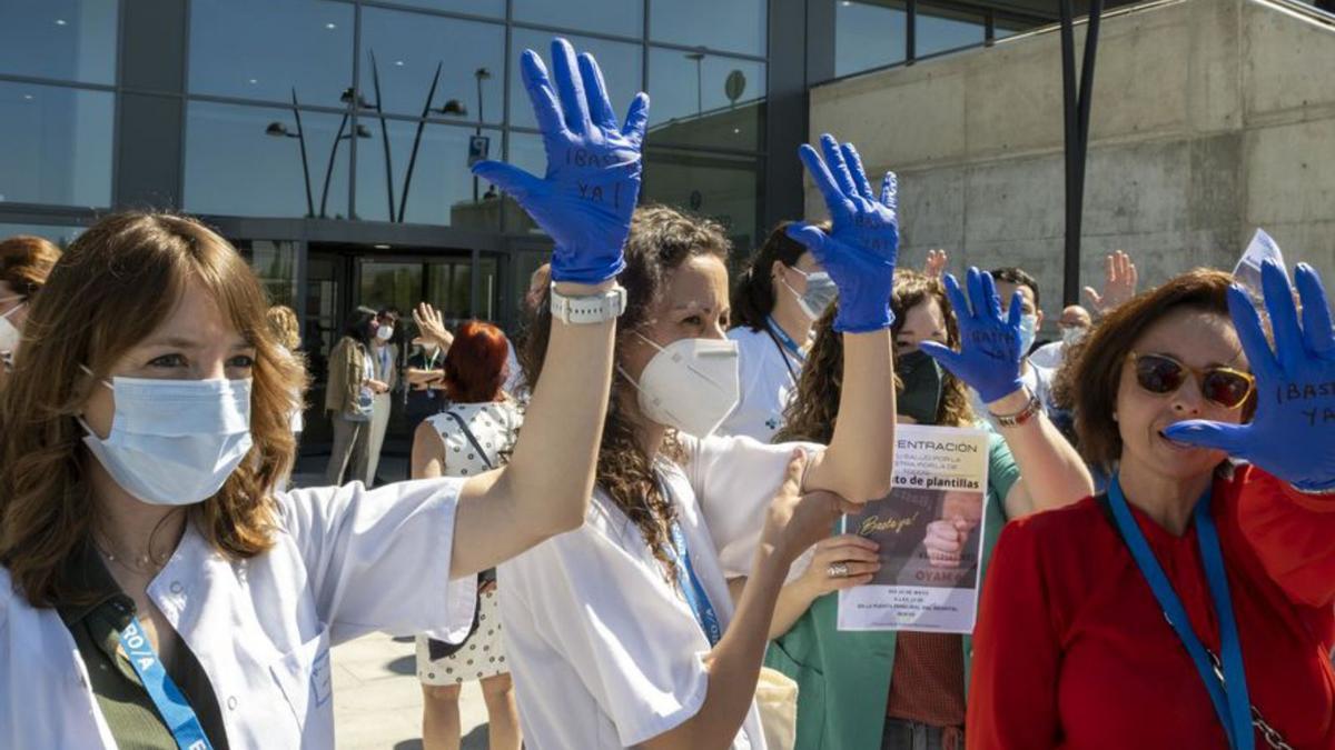 Sanitarios, durante la manifestación ayer en Salamanca. | D. Arranz - Ical