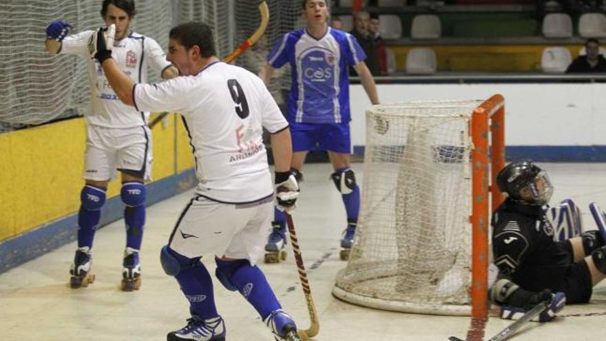 Jugadores del FM Oviedo celebran un gol en Villafría. | lne