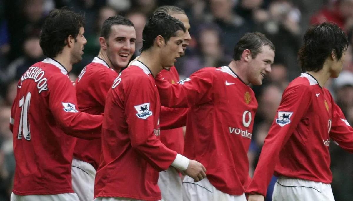 La plantilla del united celebra un gol en la temporada 2005-2006.