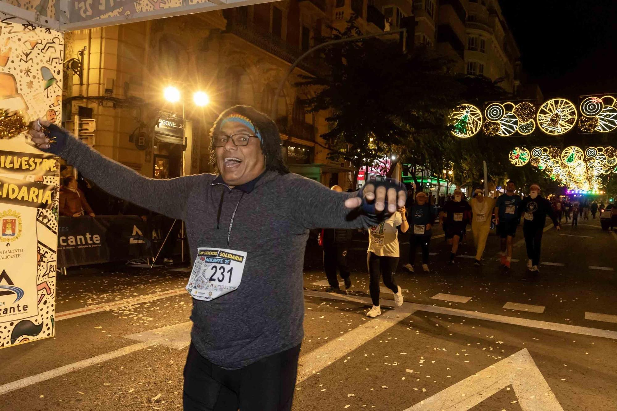 La San Silvestre de Alicante llena de colorido la ciudad
