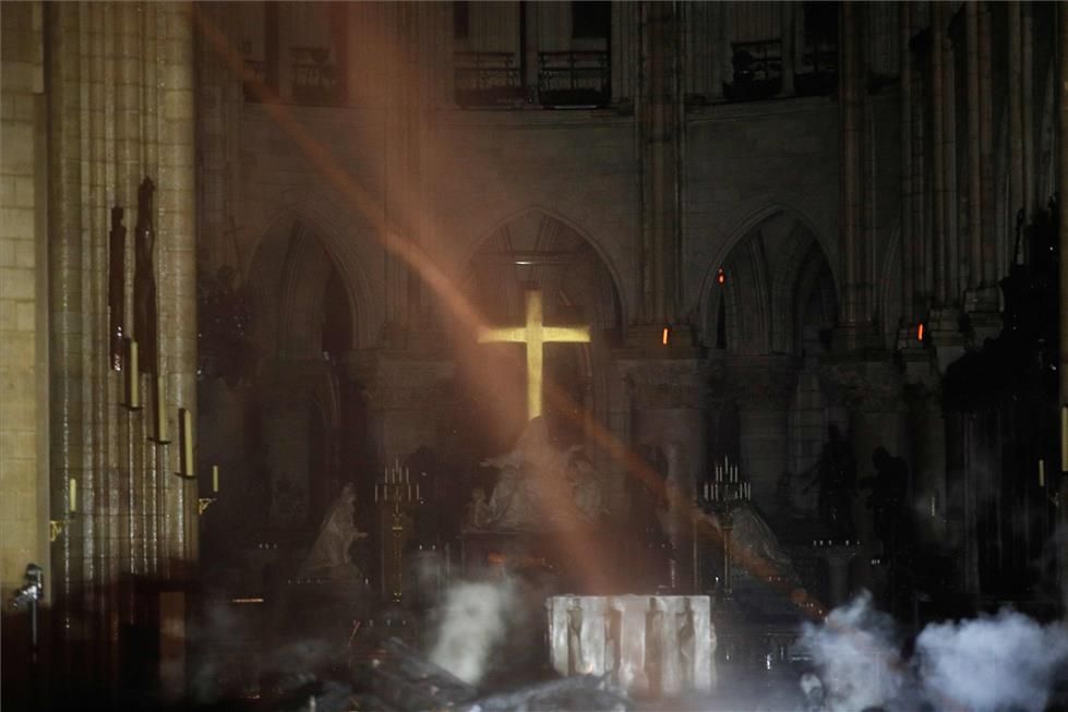 El día después del incendio de la catedral de Notre Dame