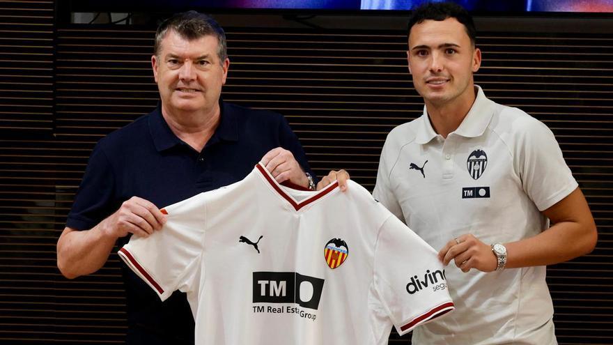 Arnau Martínez, presentado como nuevo jugador del Valencia CF: “Creo que mi nivel puede dar un salto de calidad al equipo”