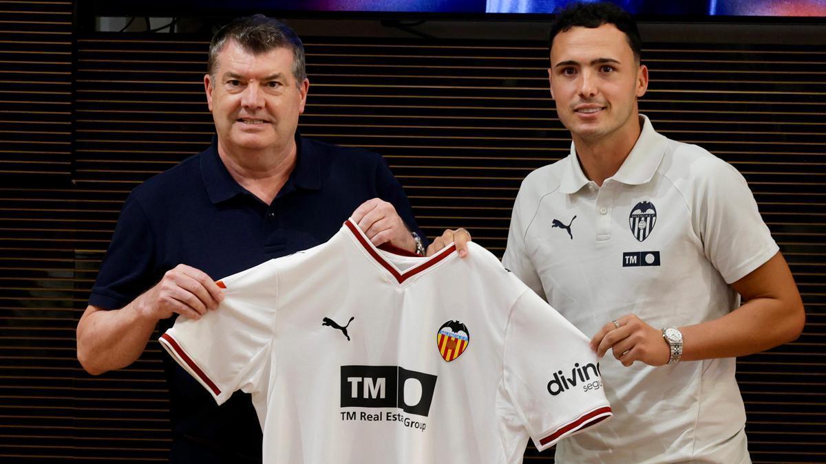 Arnau Martínez habla de sus diferentes posiciones en el campo