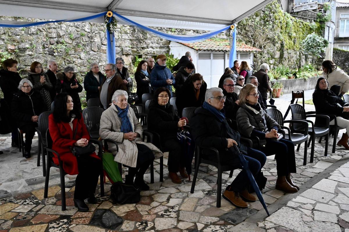 Fieles, ayer, en el patio de la Casa del Inmaculado Corazón de María, donde se sucedieron los oficios durante toda la jornada.