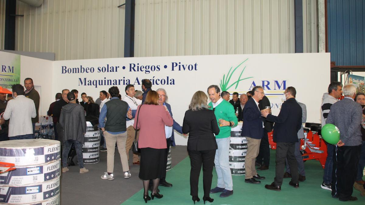 Estand de Agro-Riegos Montero en Agroexpo 2022, repleto de público y autoridades.