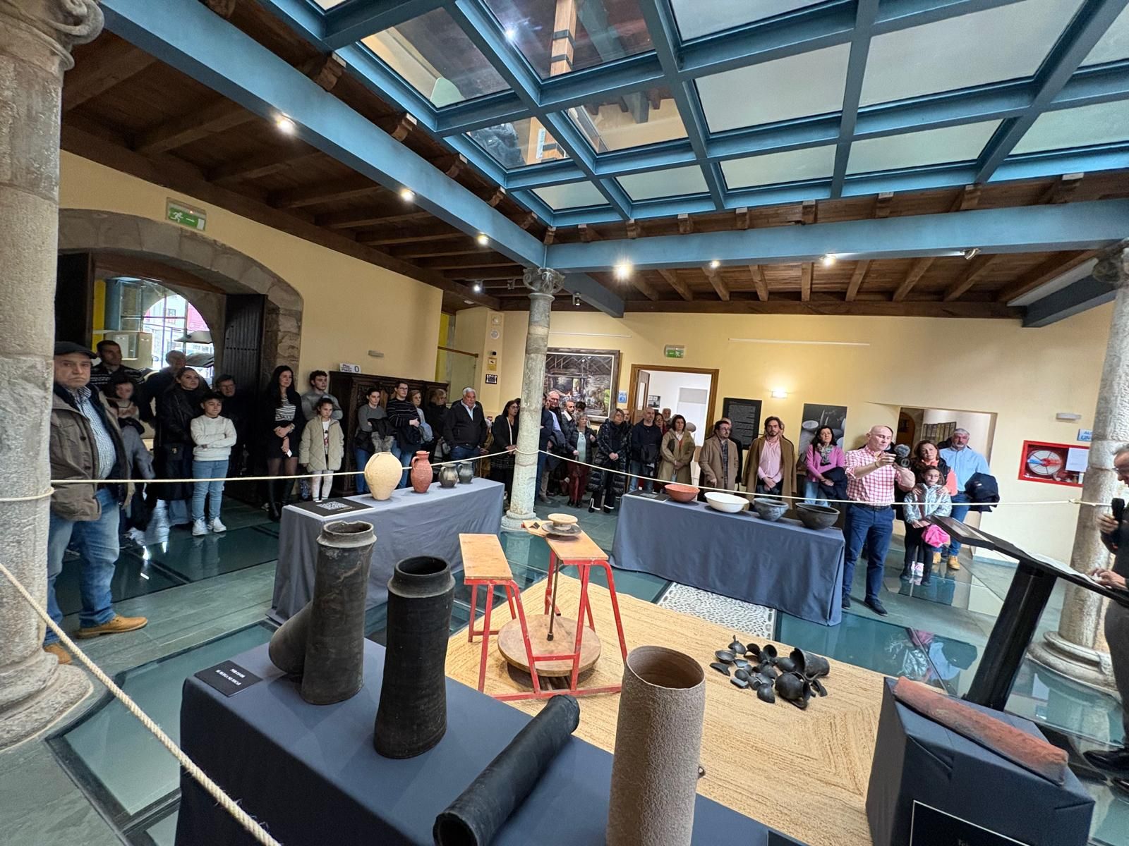 En imágenes: Así es la exposición de cerámica de Cangas que ha organizado el "Tous pa Tous"