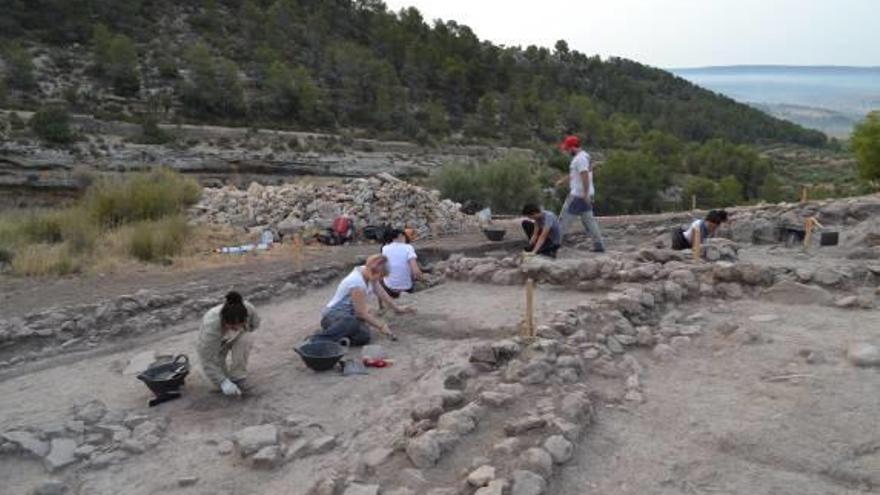 Hallan nuevos espacios en el asentamiento  de la Edad de Bronce de la Font de la Figuera