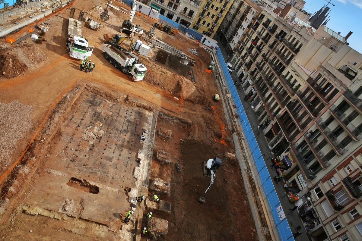 La excavación en el Mercat de lAbaceria deja al descubierto los primeros restos de la fábrica Puigmartí. Está previsto que la excavación arqueológica finalice a principios de abril