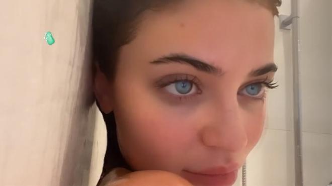 Kylie Jenner en la ducha con los ojos azules