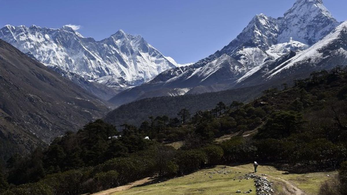 El Everest, a la izquierda, desde la localidad de Tembuche, en Nepal, el pasado 20 de abril.