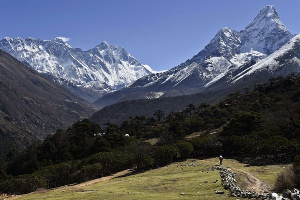 L’Everest, a l’esquerra, des de la localitat de Tembuche, al Nepal, el 20 d’abril.