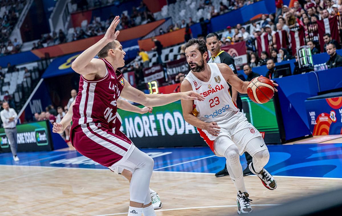 Llull conduce el balón en una acción de ataque ante Letonia
