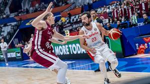 Llull conduce el balón en una acción de ataque ante Letonia